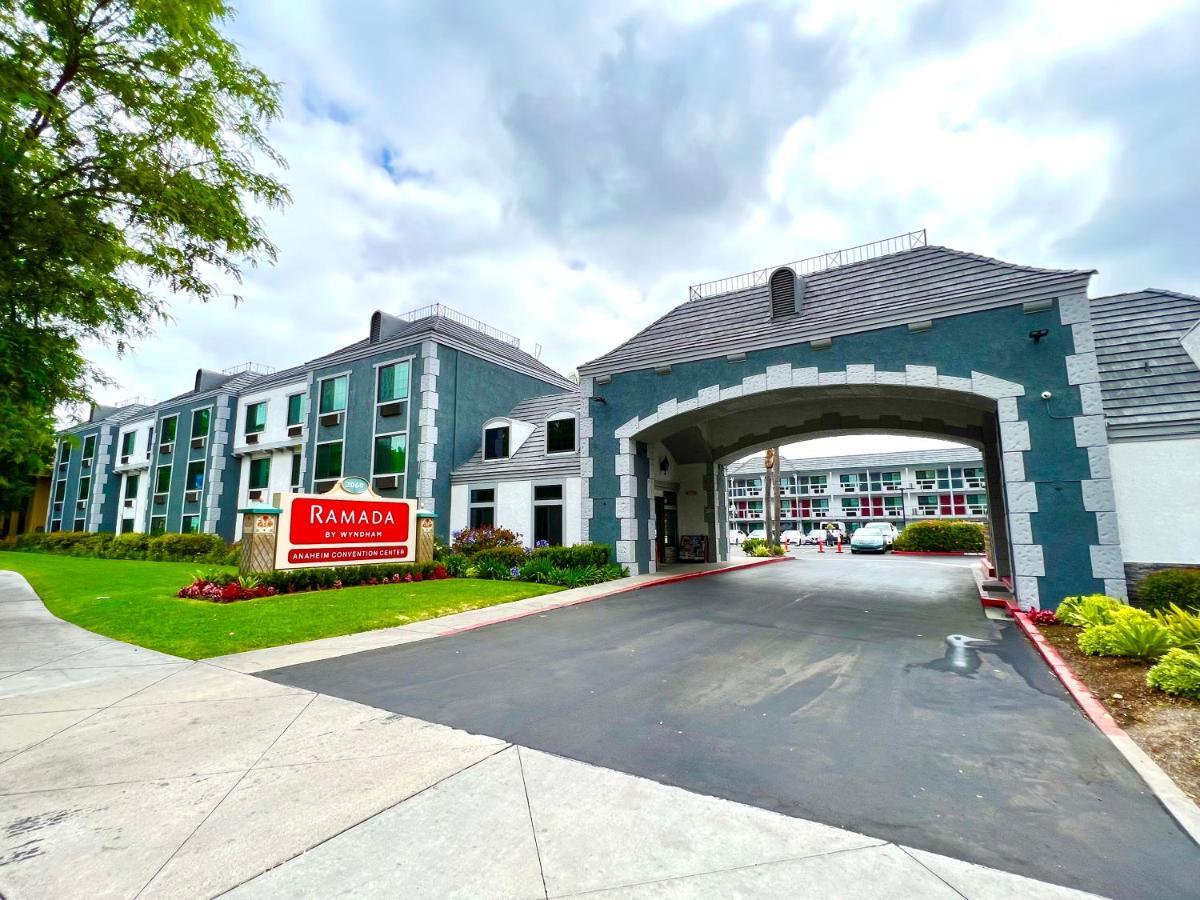 מלון Ramada By Wyndham Anaheim Convention Center מראה חיצוני תמונה