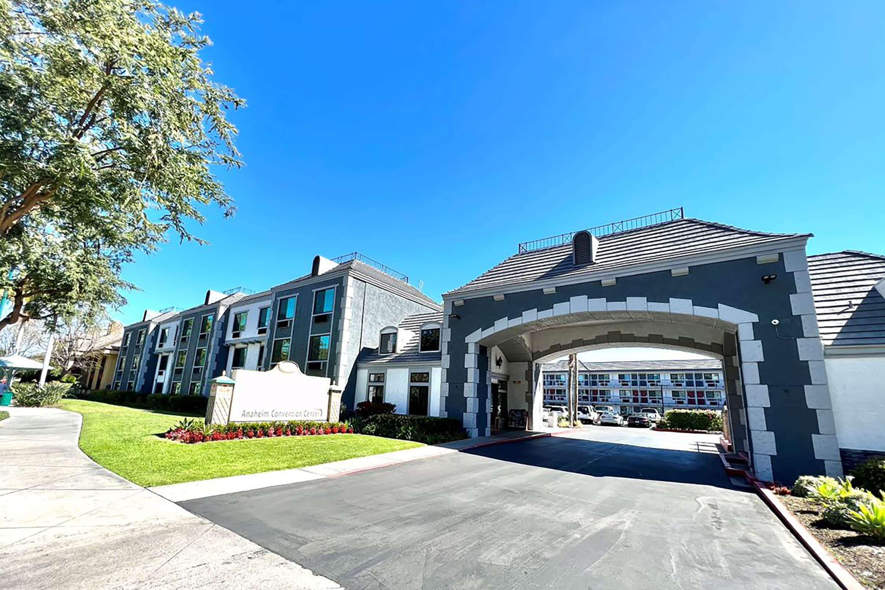 מלון Ramada By Wyndham Anaheim Convention Center מראה חיצוני תמונה