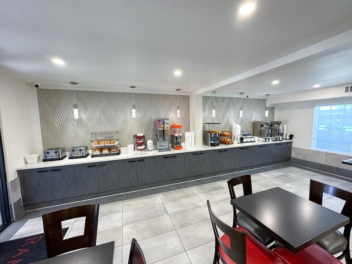 מלון Ramada By Wyndham Anaheim Convention Center מראה חיצוני תמונה