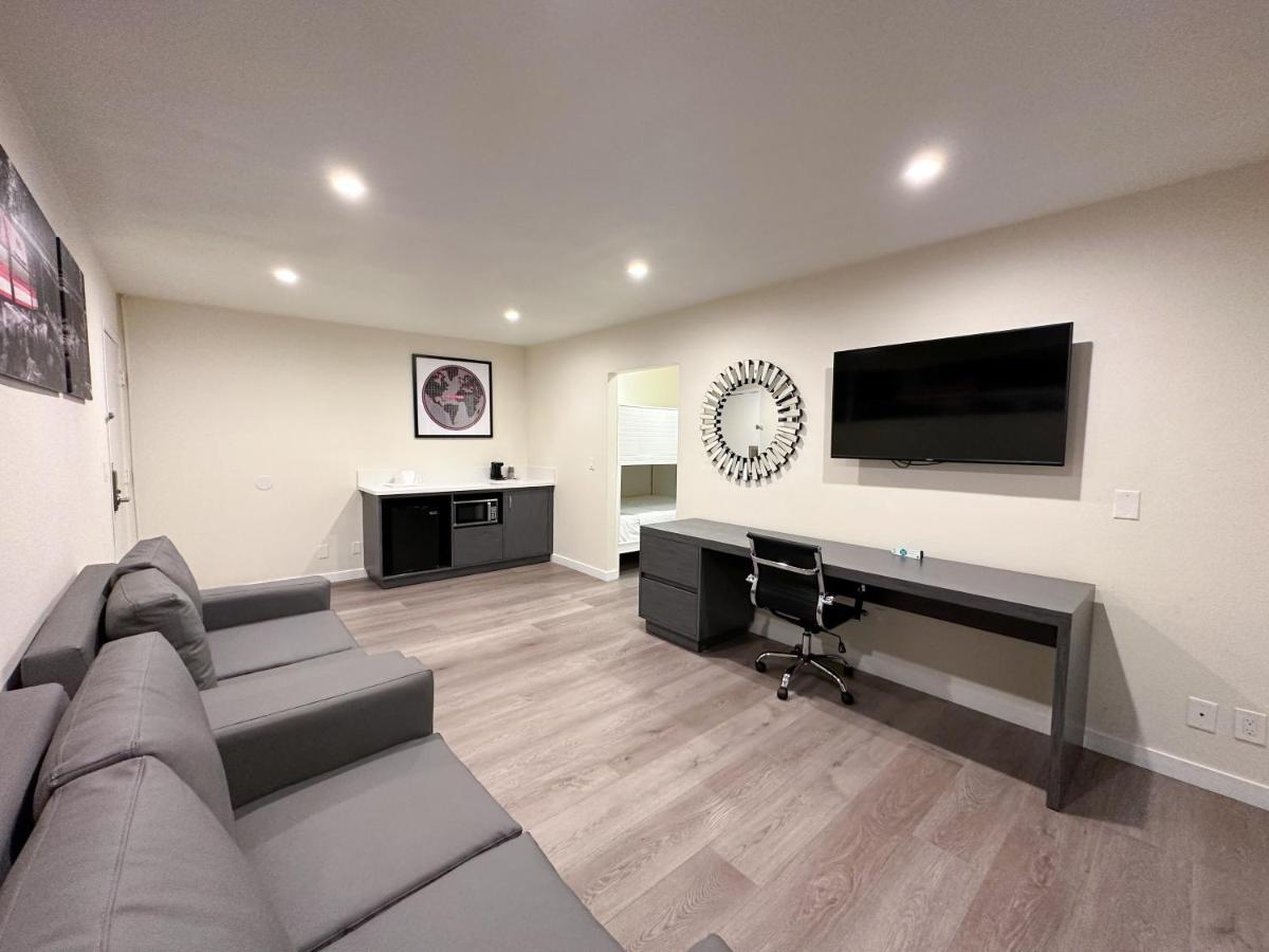 מלון Ramada By Wyndham Anaheim Convention Center מראה חיצוני תמונה