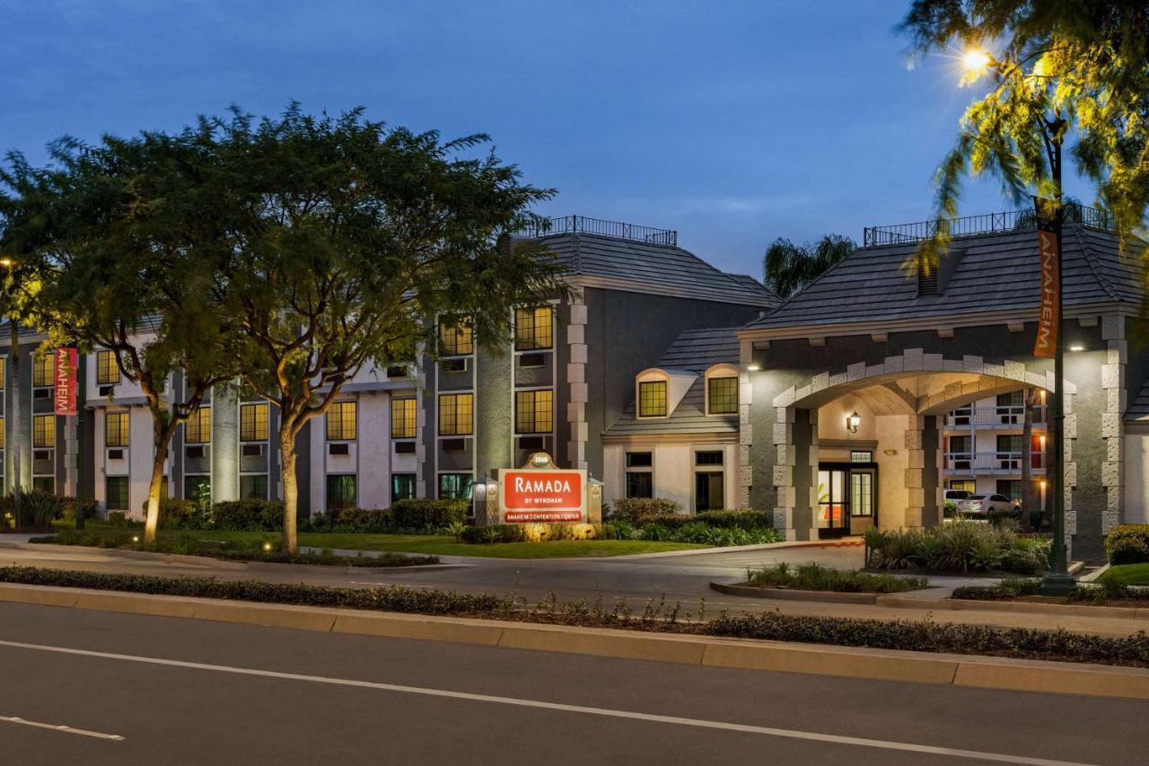 מלון Ramada By Wyndham Anaheim Convention Center מראה חיצוני תמונה