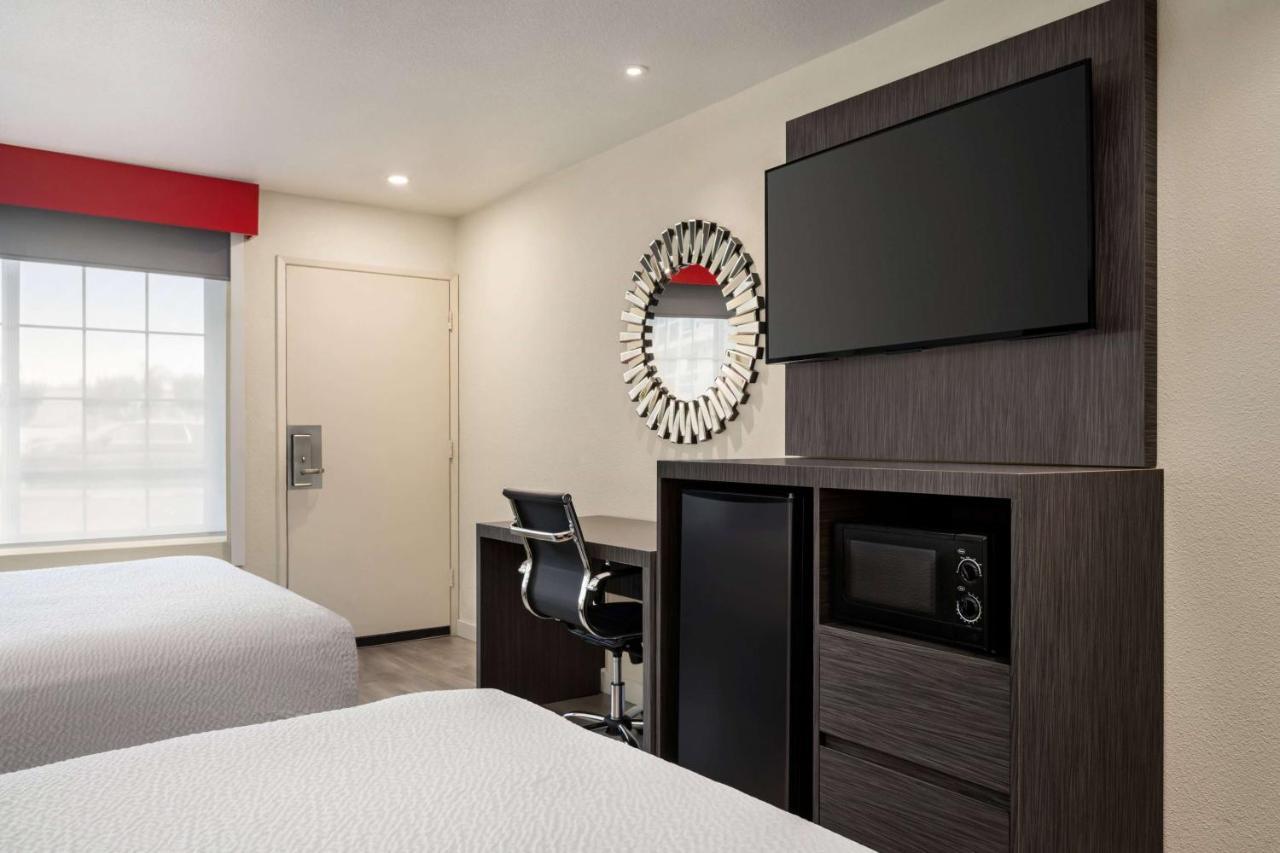 מלון Ramada By Wyndham Anaheim Convention Center מראה חיצוני תמונה