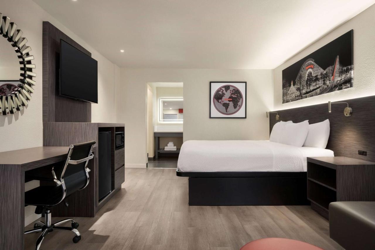 מלון Ramada By Wyndham Anaheim Convention Center מראה חיצוני תמונה