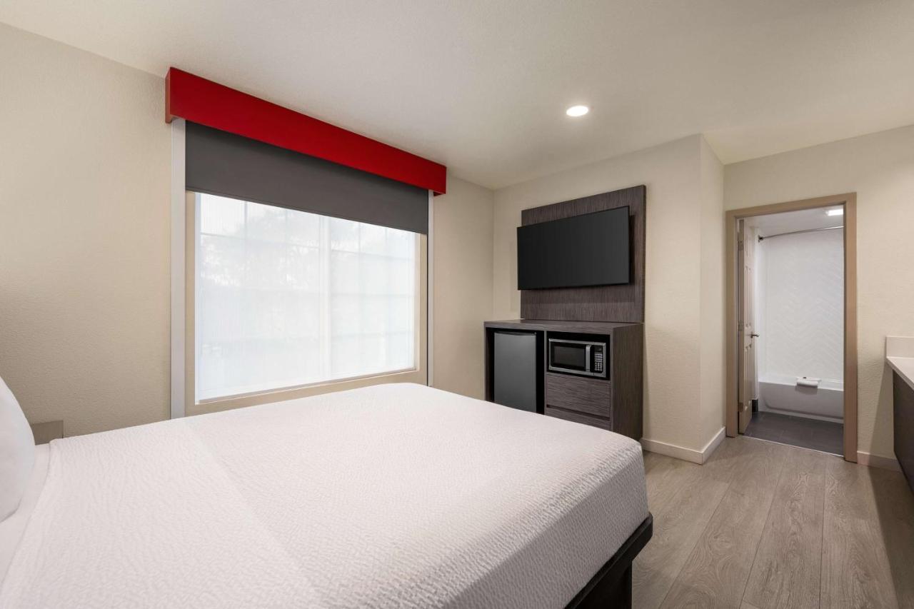 מלון Ramada By Wyndham Anaheim Convention Center מראה חיצוני תמונה