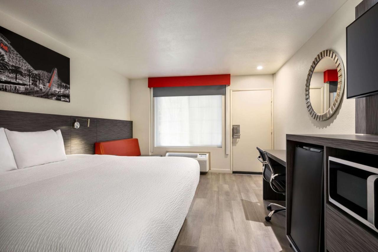 מלון Ramada By Wyndham Anaheim Convention Center מראה חיצוני תמונה
