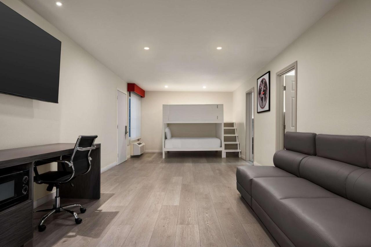 מלון Ramada By Wyndham Anaheim Convention Center מראה חיצוני תמונה
